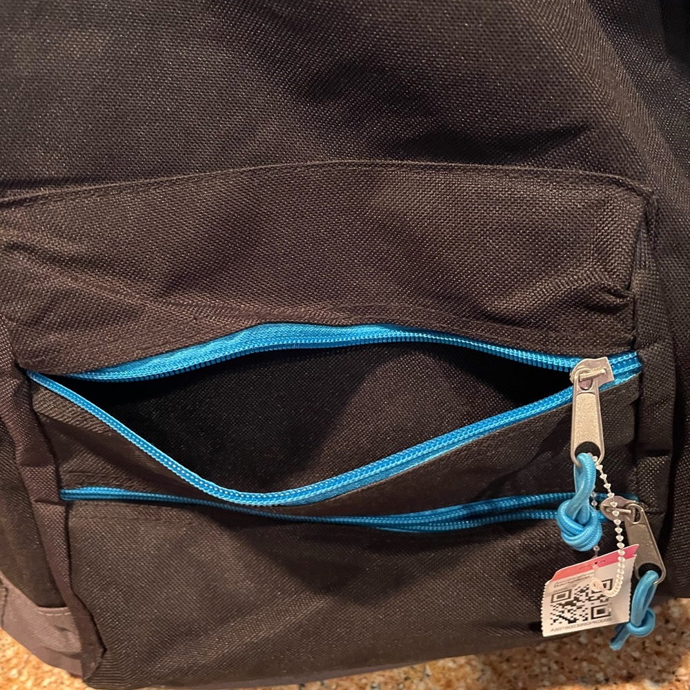 High Trails Black w/ Blue Backpack double zip w/padded shoulder straps NWOT - Picture 6 of 8